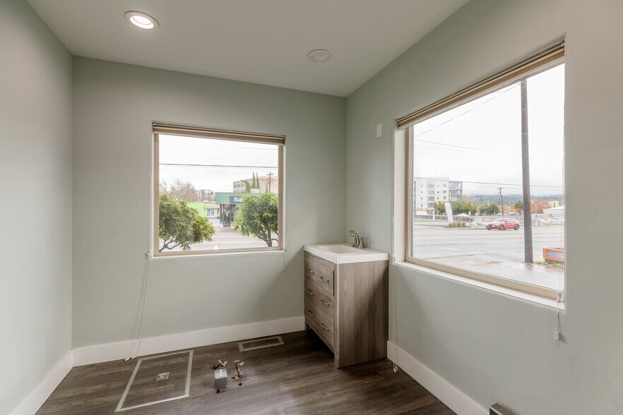 More Photos Of 12850 SW Canyon Rd, Beaverton Medical For Lease