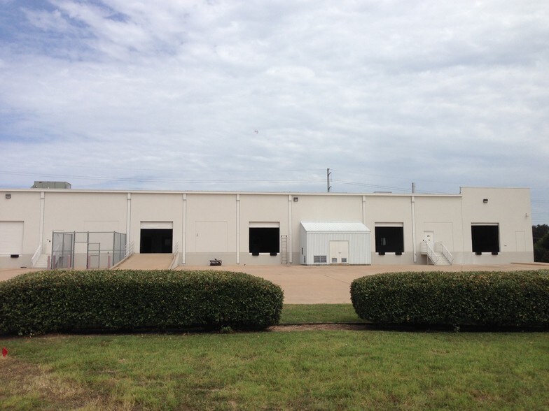 More Photos Of 7401 E Ben White Blvd, Austin Unknown For Lease