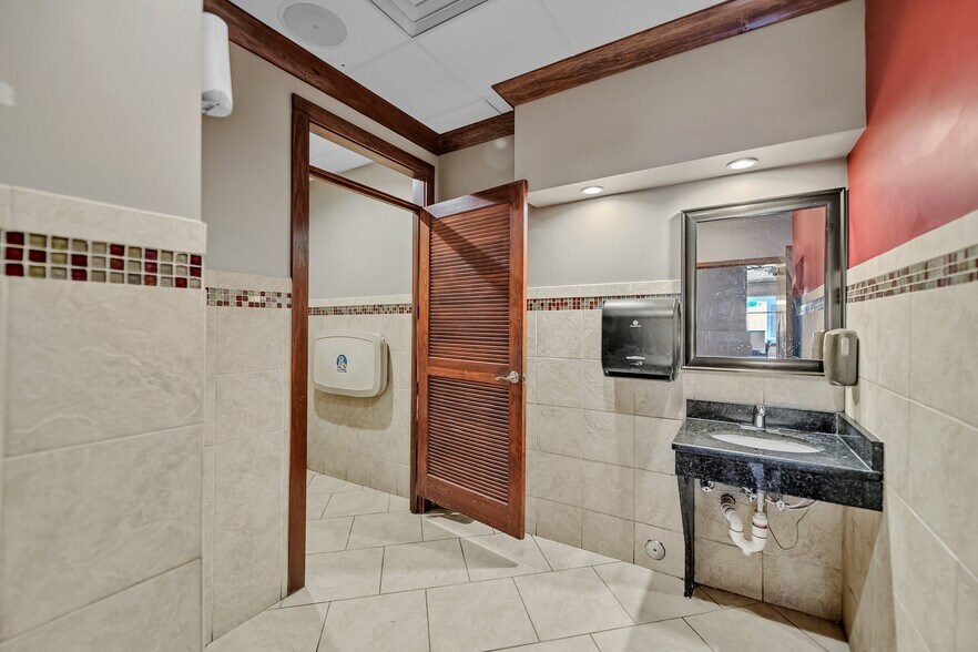 More Photos Of 1036 Volvo Pky, Chesapeake Freestanding For Sale