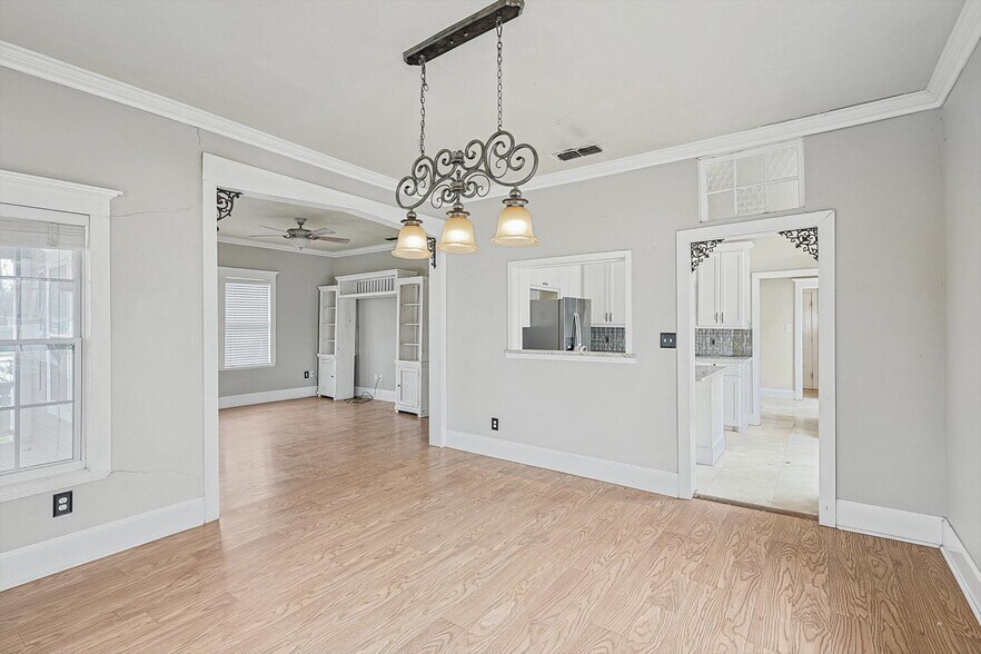 More Photos Of 111 S Pine St, Roanoke General Retail For Sale