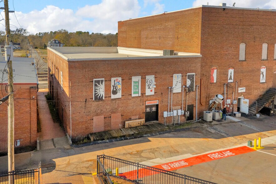 More Photos Of 1642 S Broad St, Commerce General Retail For Lease