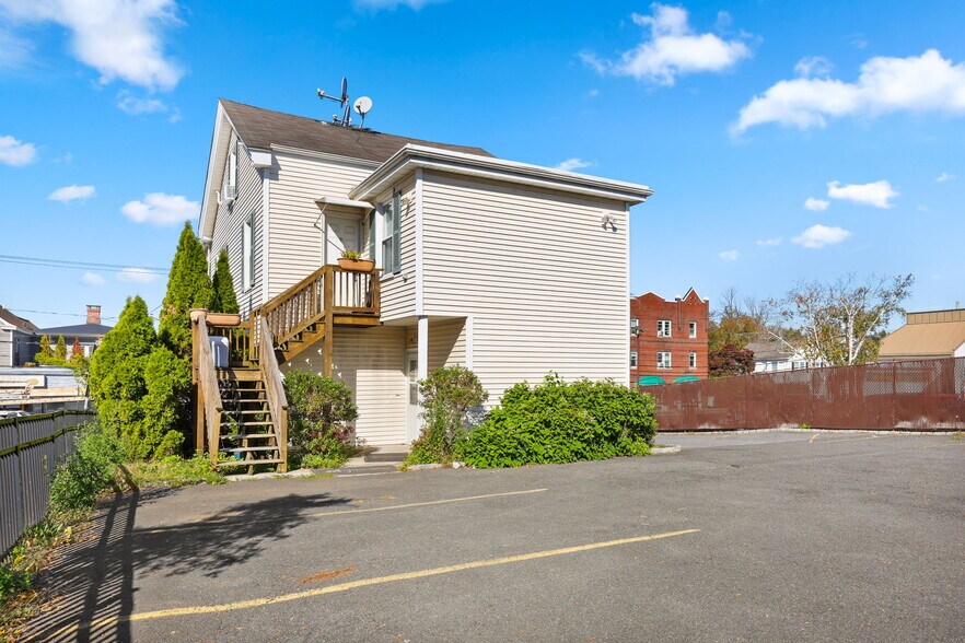More Photos Of 13 N Water St, Greenwich Freestanding For Lease