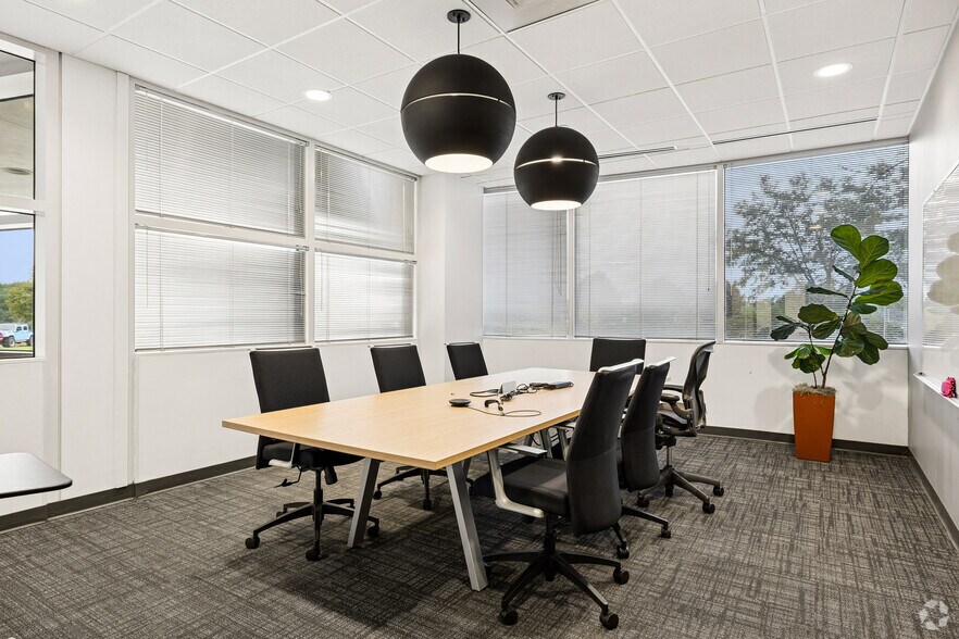 More Photos Of 8910 Purdue Rd, Indianapolis Office For Sale