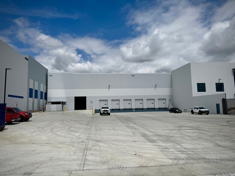 More Photos Of 1050 E Holt Blvd, Ontario Distribution For Sale