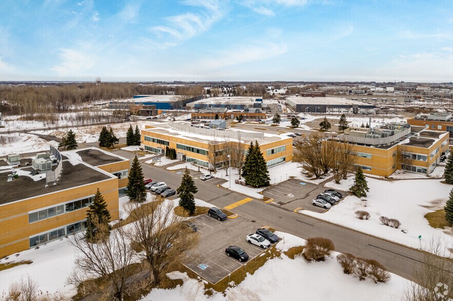 More Photos Of 7200 Rue Frédérick-Banting, Saint-Laurent Office For Sale