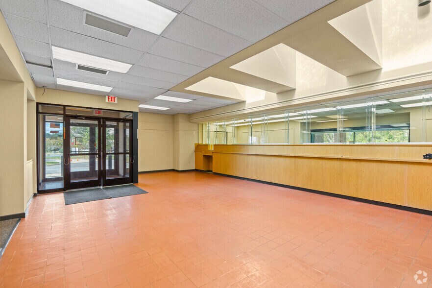 More Photos Of 9412 Livingston Rd, Fort Washington Bank For Lease