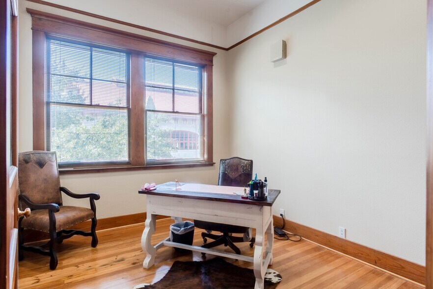 More Photos Of 131 E Exchange Ave, Fort Worth Office Residential For Lease