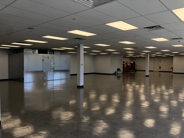 More Photos Of 595 S Broadway, Hicksville Warehouse For Lease