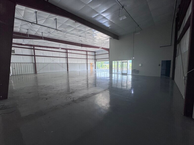 More Photos Of 570 Gordon Ln, Shelbyville Industrial For Lease