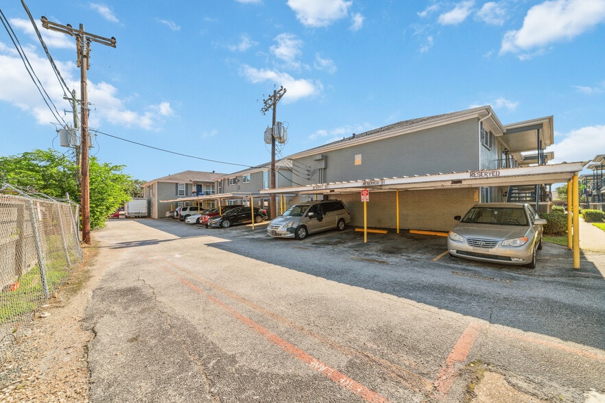 More Photos Of 8330 Carvel Ln, Houston Apartments For Sale