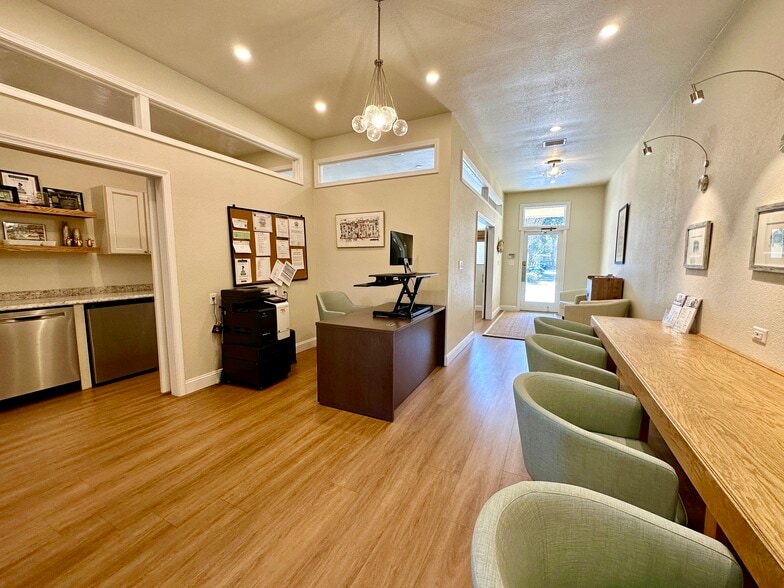 More Photos Of 913 Gulf Breeze Pky, Gulf Breeze Storefront Retail Office For Sale