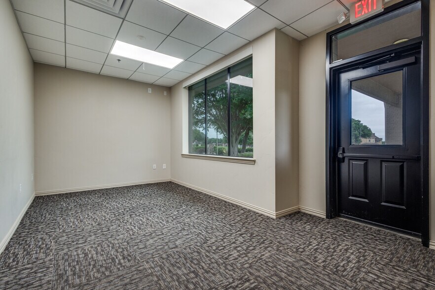 More Photos Of 6200 Stone Hill Farms Pky, Flower Mound Loft Creative Space For Sale