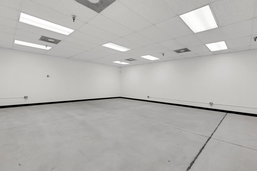 More Photos Of 1925-1963 Barber Rd, Sarasota Warehouse For Sale