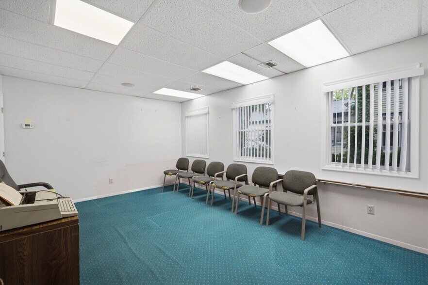 More Photos Of 147 N Ocean Ave, Patchogue Office For Sale