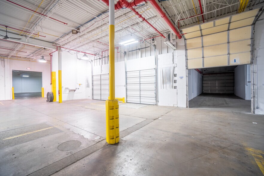 More Photos Of 4609-4801 W Woolworth Ave, Milwaukee Warehouse For Lease