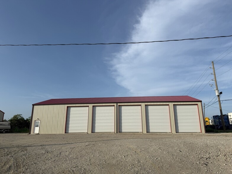 More Photos Of 19181 Highway 105 W, Montgomery Warehouse For Lease