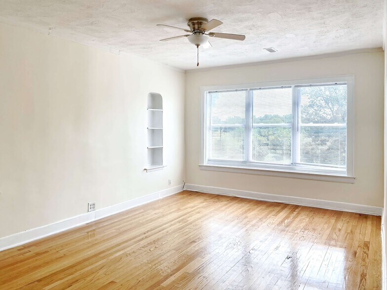 More Photos Of 5620 N Western Ave, Chicago Storefront Retail Residential For Sale