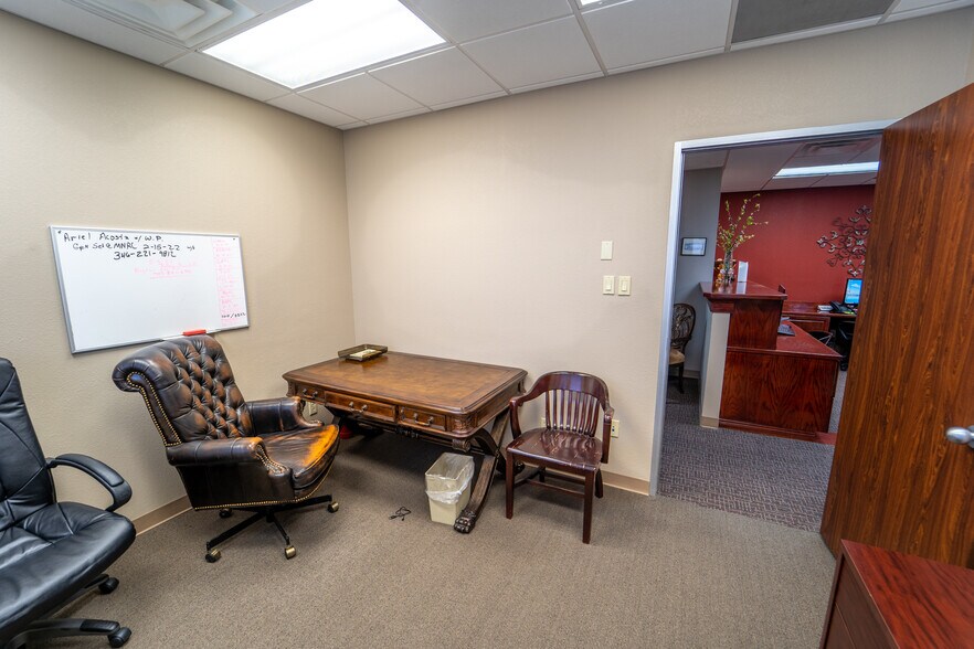 More Photos Of 115 Medical Dr, Victoria Medical For Sale