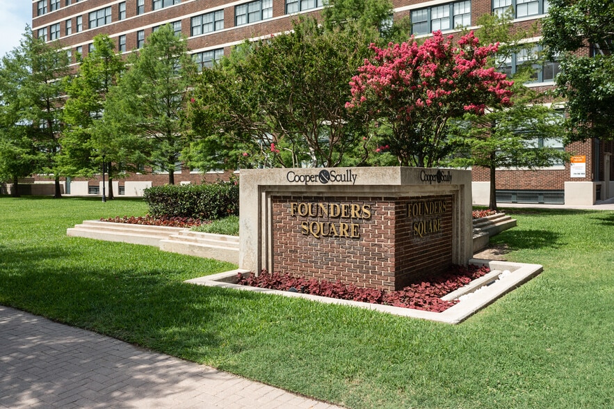 More Photos Of 900 Jackson St, Dallas Office For Lease