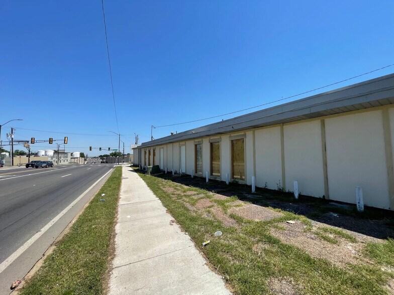 More Photos Of 1601 S Riverside Dr, Fort Worth Storefront Retail Office For Sale