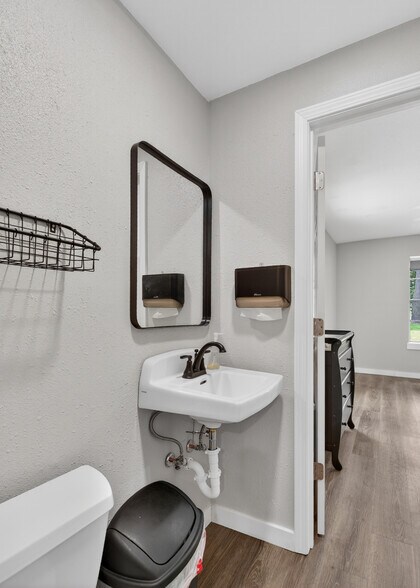 More Photos Of 109 Jasper Dr, Marshall Office For Sale