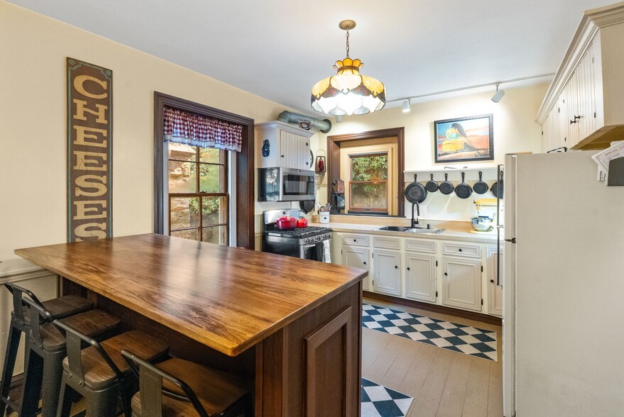More Photos Of 23-25 Race St, Jim Thorpe Hospitality For Sale