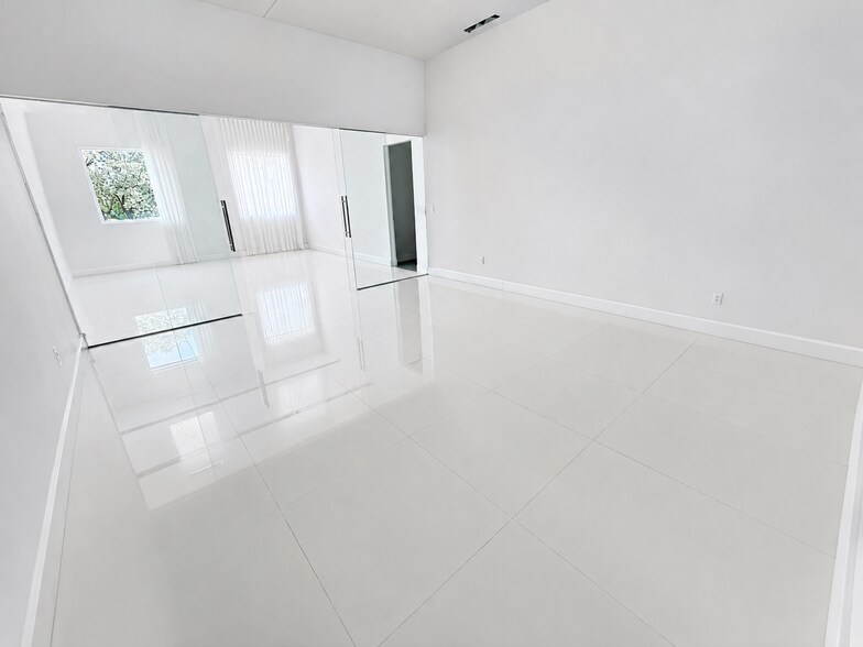 More Photos Of 201 N Ocean Dr, Hollywood Storefront Retail Office For Lease