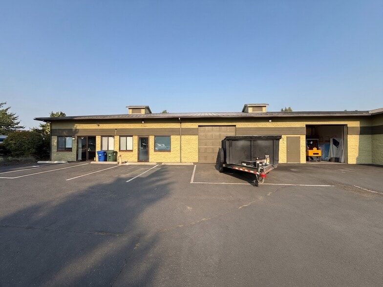 Primary Photo Of 930 SE Textron Dr, Bend Warehouse For Lease