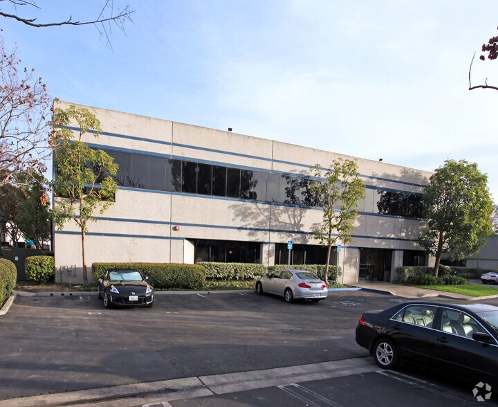 More Photos Of 7 Studebaker, Irvine Light Distribution For Lease