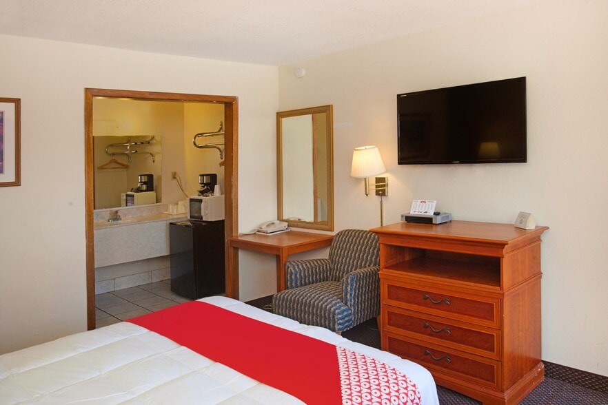 More Photos Of 823 NE Hwy 54, Guymon Hotel For Sale