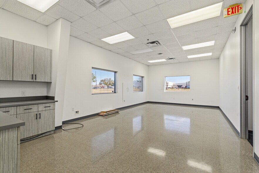 More Photos Of 12343 Cutten Rd, Houston Warehouse For Lease