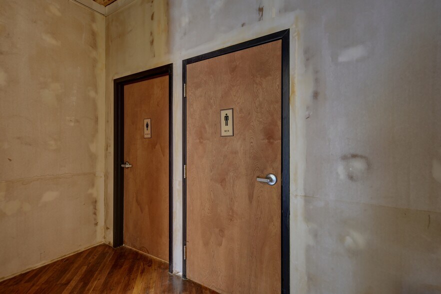 More Photos Of 103 N Main, Moulton Showroom For Sale