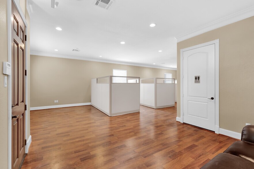 More Photos Of 11623 Spring Cypress Rd, Tomball Office For Sale