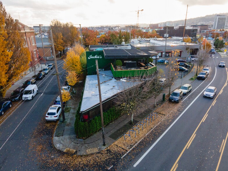 More Photos Of 930 SE Sandy Blvd, Portland Freestanding For Sale