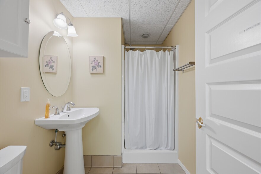 More Photos Of 35 Saybrook Rd, Essex Medical For Sale