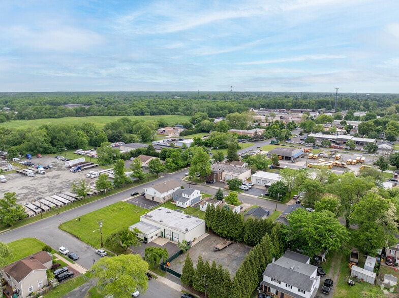 More Photos Of 61 Cunningham Ave, Hamilton Light Manufacturing For Sale
