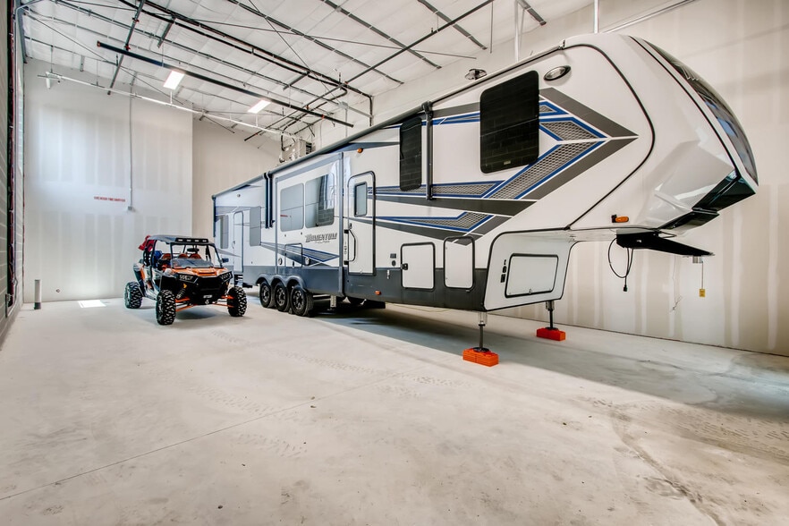 More Photos Of 2100 Double Creek Dr, Round Rock Warehouse For Lease