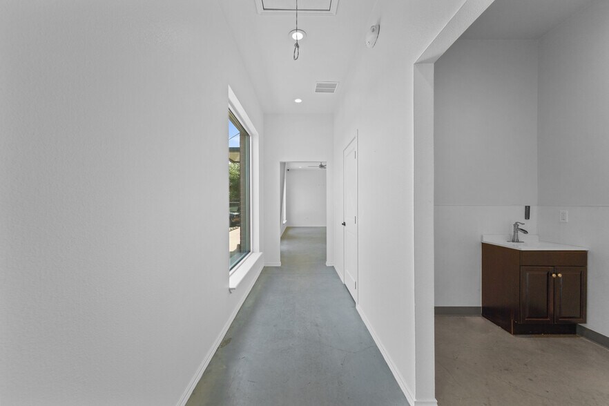 More Photos Of 414 Powerhouse St, McKinney Warehouse For Lease