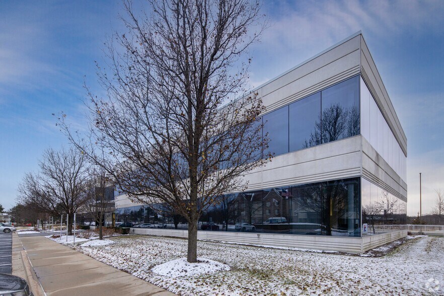 More Photos Of 2610 Lake Cook Rd, Riverwoods Office For Sale