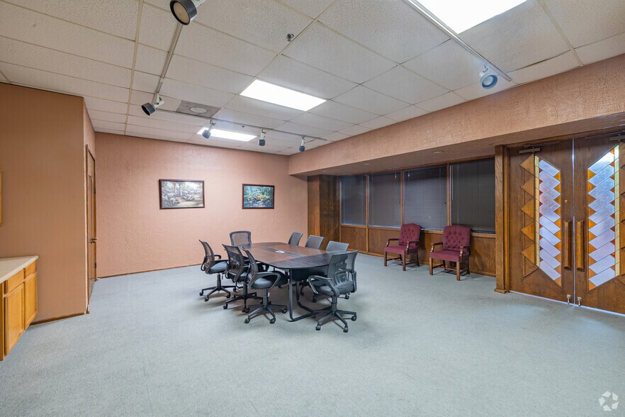 More Photos Of 6009 NW Expressway St, Oklahoma City Specialty For Sale