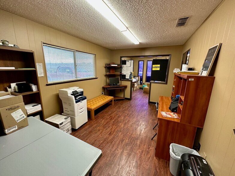 More Photos Of 1010 Zanderson Ave, Jourdanton Office For Lease