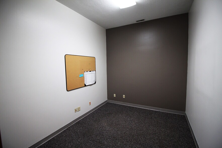 More Photos Of 2509 W 2nd St, Marion Office For Lease