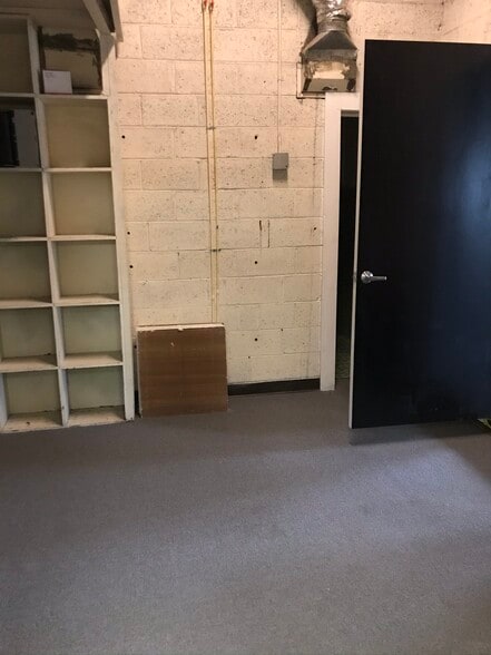 More Photos Of 472 Grimes Blvd, Lexington Warehouse For Lease