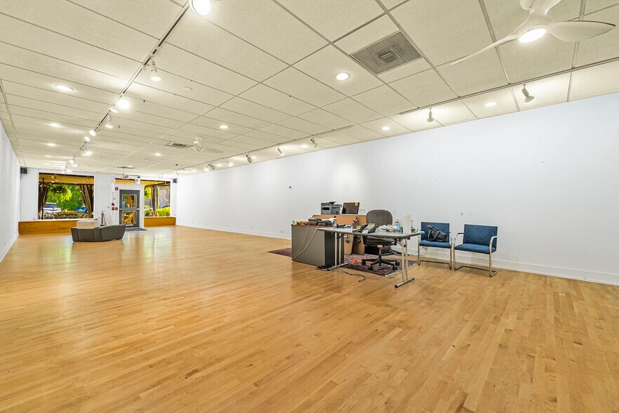 More Photos Of 818 North Blvd, Oak Park General Retail For Sale