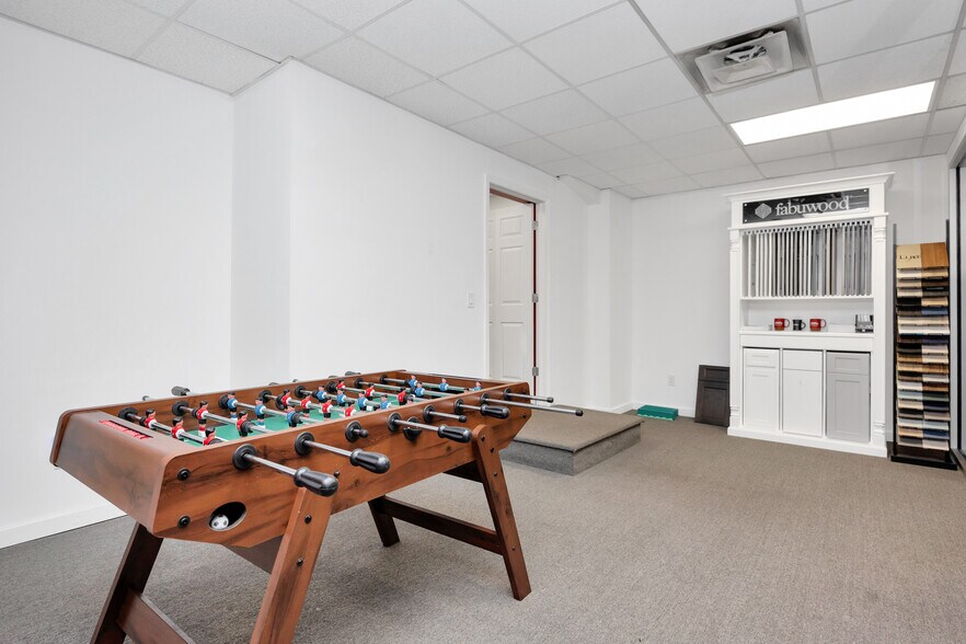 More Photos Of 429 W Main St, Patchogue Freestanding For Lease