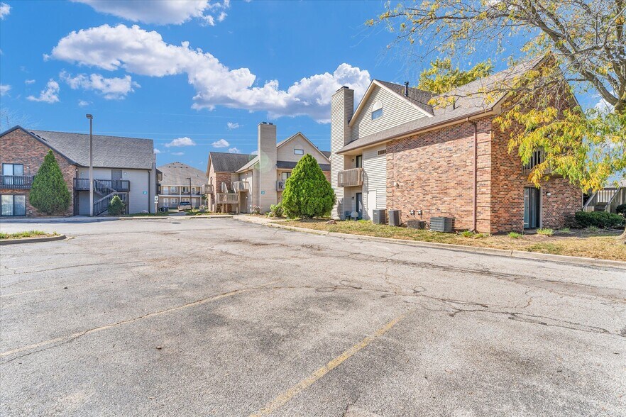 More Photos Of 1907 N Cunningham Ave, Urbana Hotel For Sale