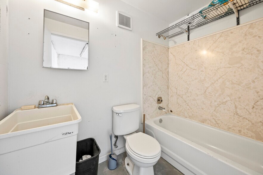 More Photos Of 1209 Gateway Rdg, Lake Park Warehouse For Sale