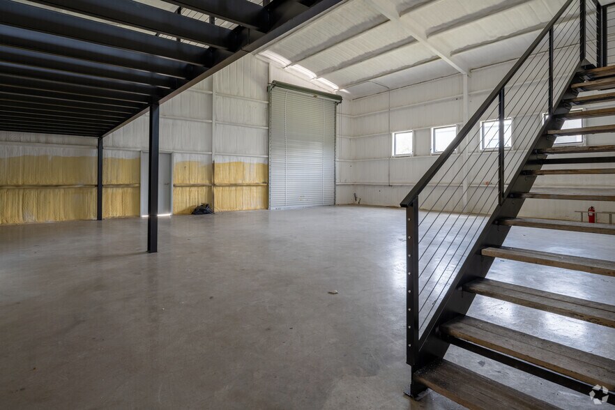 More Photos Of 7501 SH 71, Spicewood Unknown For Lease