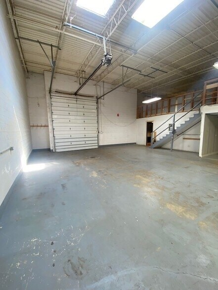 More Photos Of 7651-7657 W 100th Pl, Bridgeview Warehouse For Sale