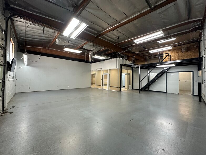 More Photos Of 9525 Owensmouth Ave, Chatsworth Research And Development For Lease